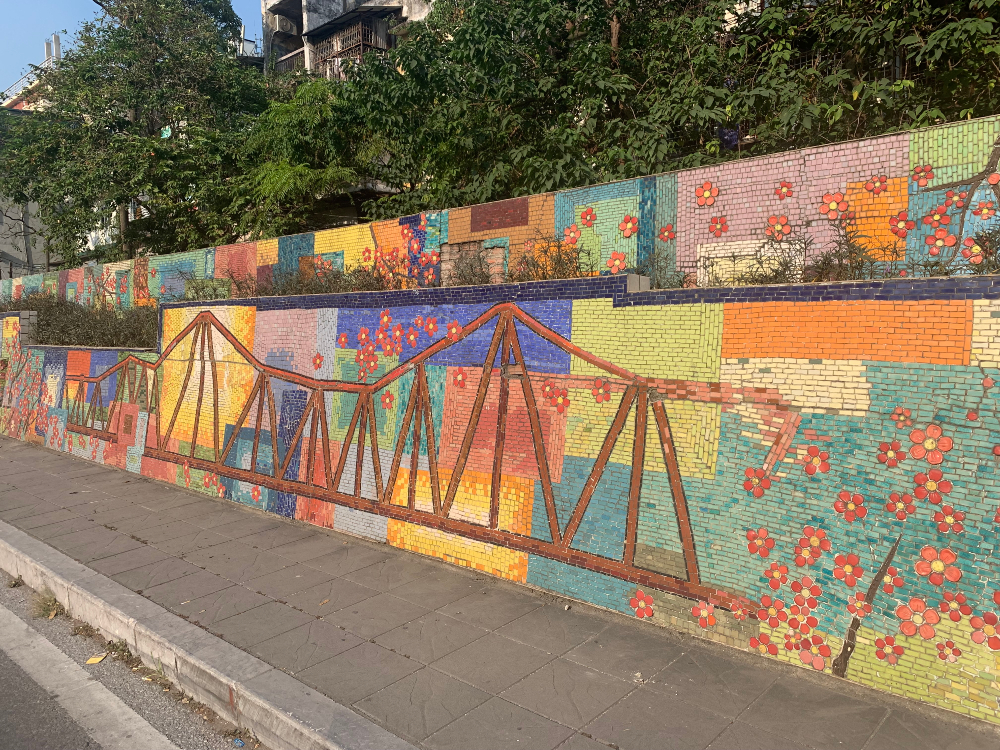 Eiffel-broen på verdens længste mosaikvæg
